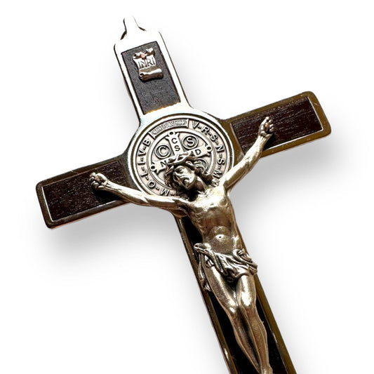 Crucifijo para pared con Medalla de San Benito, esmalte blanco - Botiga de  la Catedral de Barcelona
